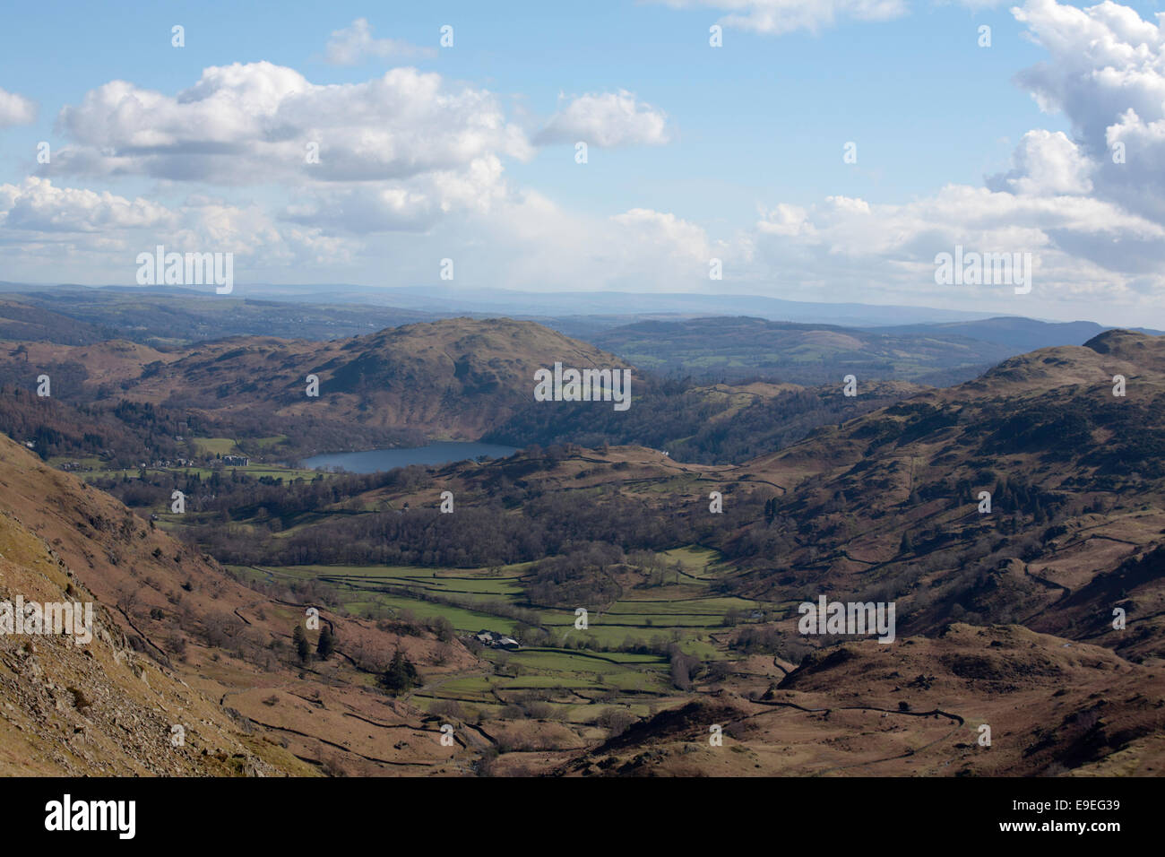 Grasmere e signore roccioso dal crinale tra il timone e la rupe di Gibson Knott Grasmere Lake District Cumbria Inghilterra England Foto Stock