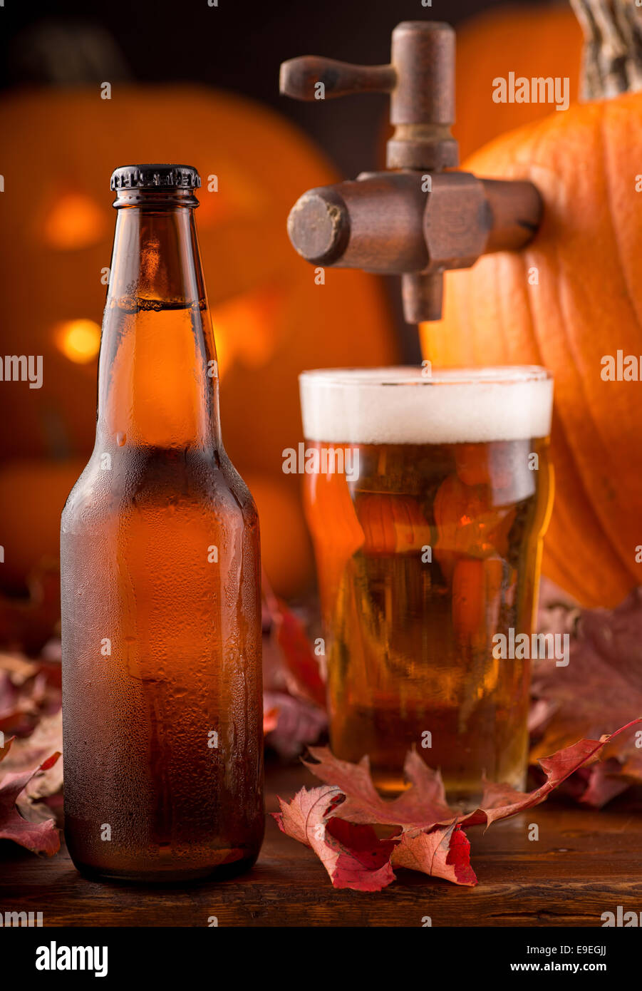 Una bottiglia di vetro e di freddo zucca cremosa ale. Foto Stock