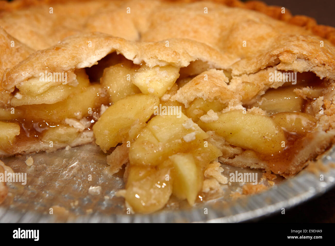 Grandi pezzi di apple nel prodotto di massa la torta di mele Foto Stock