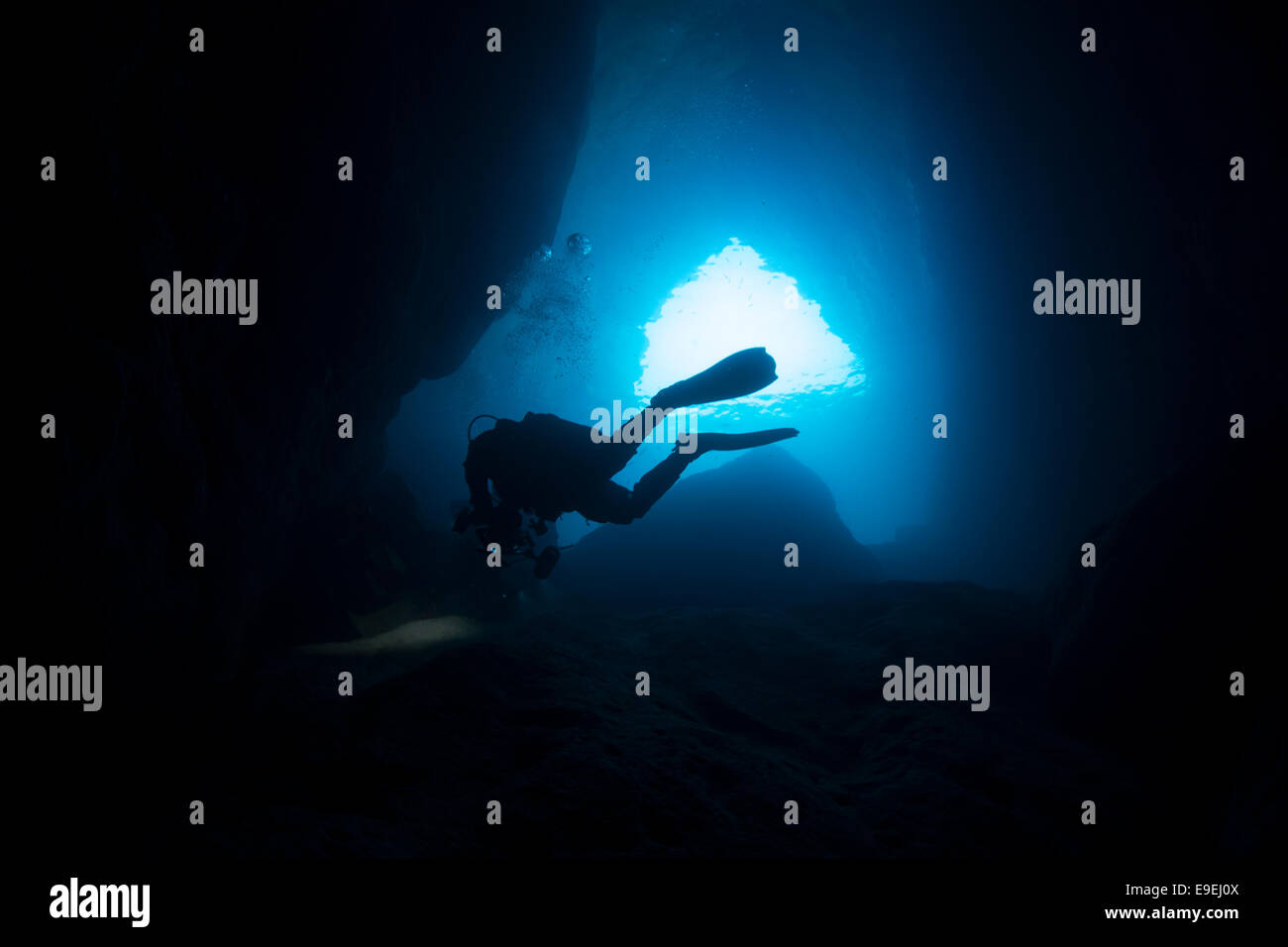 Inland Sea blue channel, sito di immersione a Gozo, Malta, Mare Mediterraneo. Foto Stock