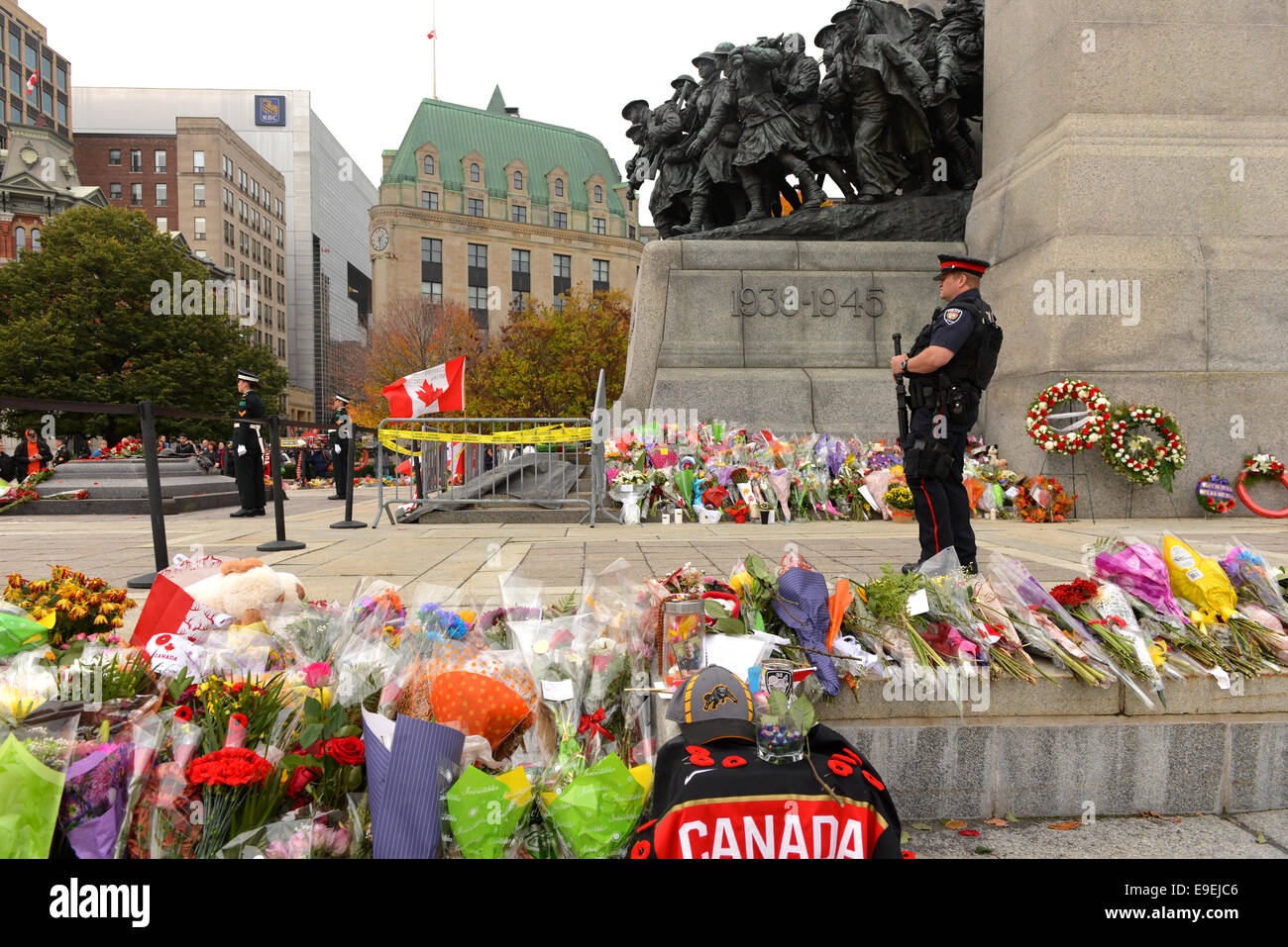 Ottawa, Canada. 25 ott 2014. Una guardia armata è sul sito presso il cenotafio di Ottawa, il sito dove guardia cerimoniale Nathan Cirillo era girato 3 giorni prima come persone in lutto pagare rispetto. Normalmente non vi è solo il 2 guardie cerimoniali come persone in lutto che non dispongono di vivere le munizioni. Credito: Paolo McKinnon/Alamy Live News Foto Stock