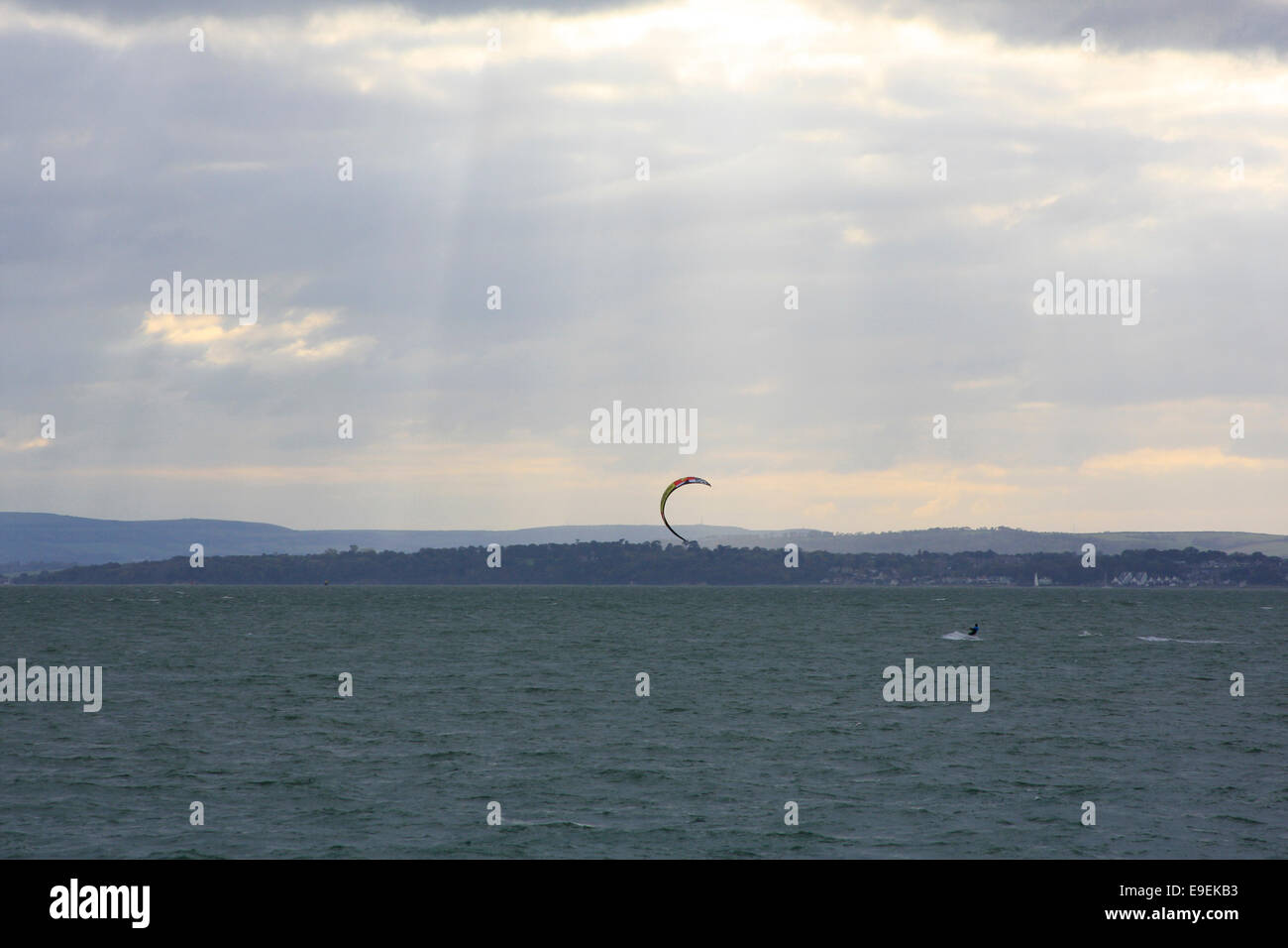 Il kite surf nel Solent off Hayling Island con l'Isola di Wight in background Foto Stock