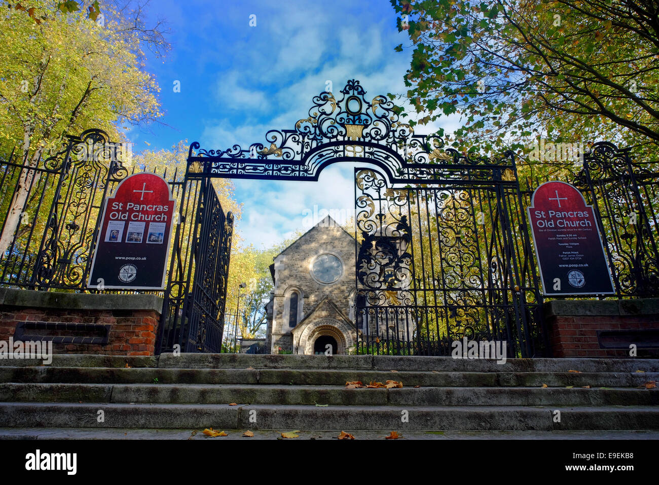 Aprire i cancelli di San Pancrazio vecchia chiesa con fogliame di autunno in Camden, Londra, Inghilterra Foto Stock