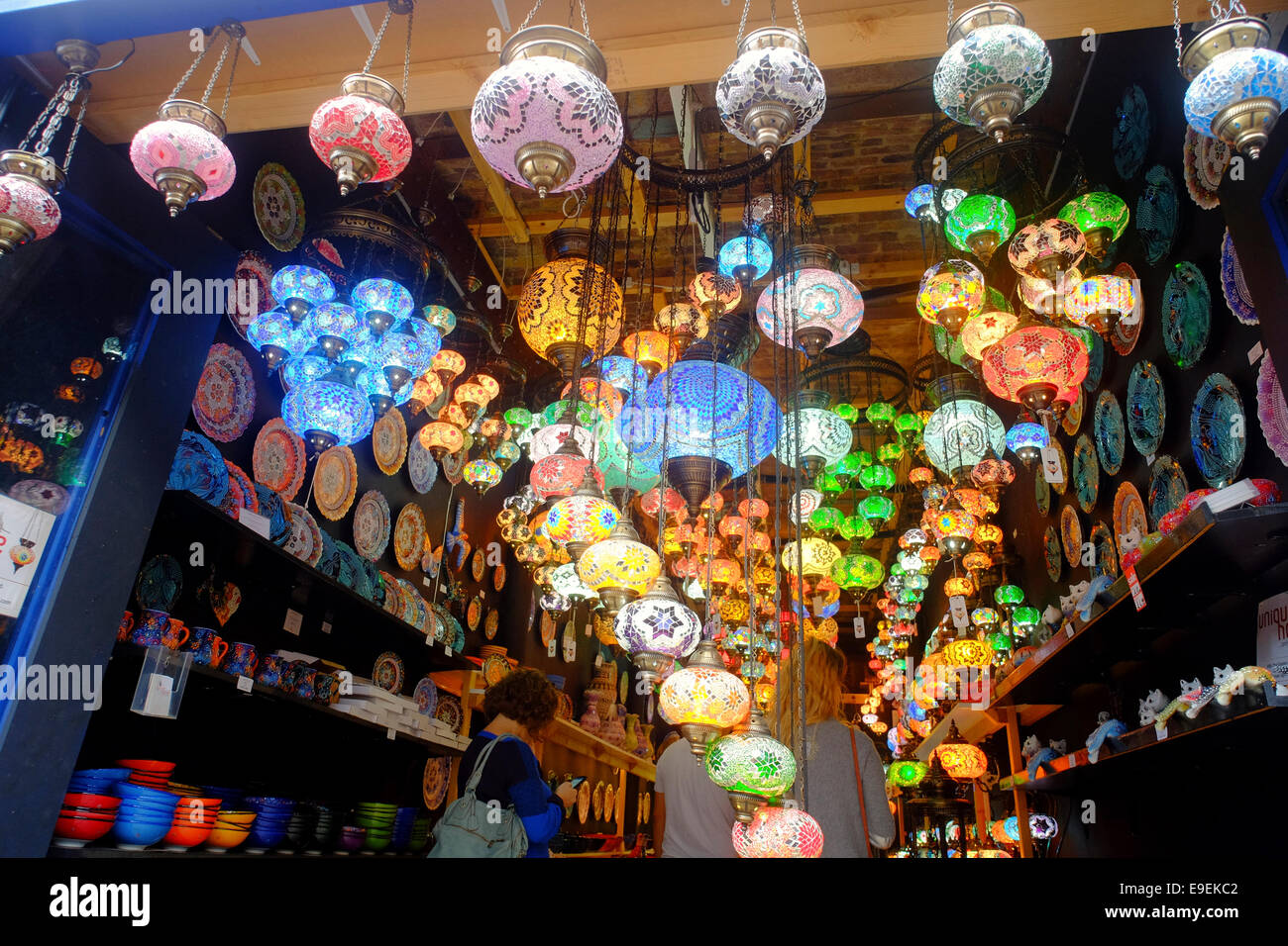 Lanterne colorate al maneggio mercato, Camden, London Foto Stock