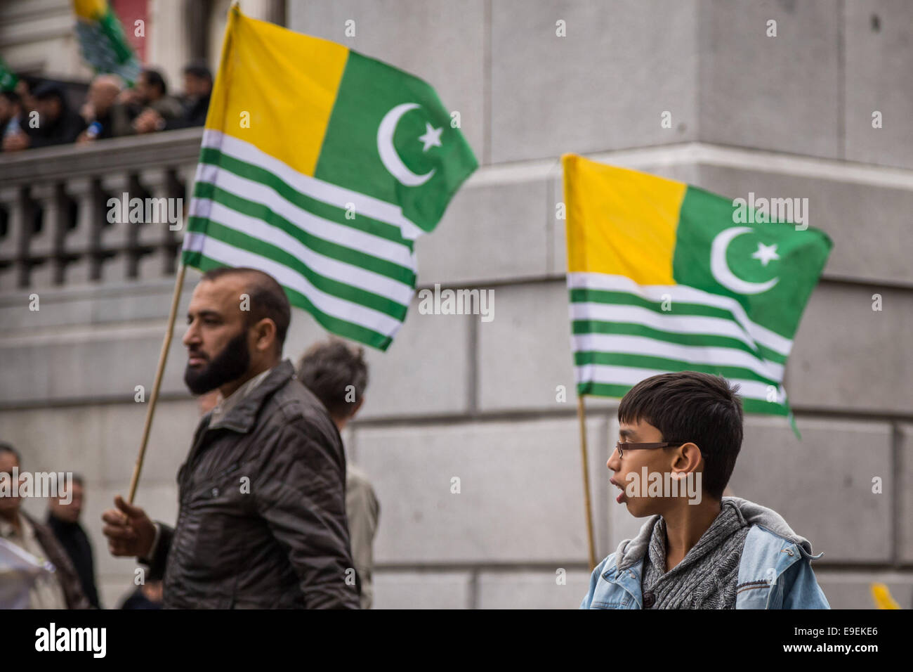 Londra, Regno Unito. 26 ott 2014. Pro-Kashmiri manifestanti in Trafalgar Square Credit: Guy Corbishley/Alamy Live News Foto Stock