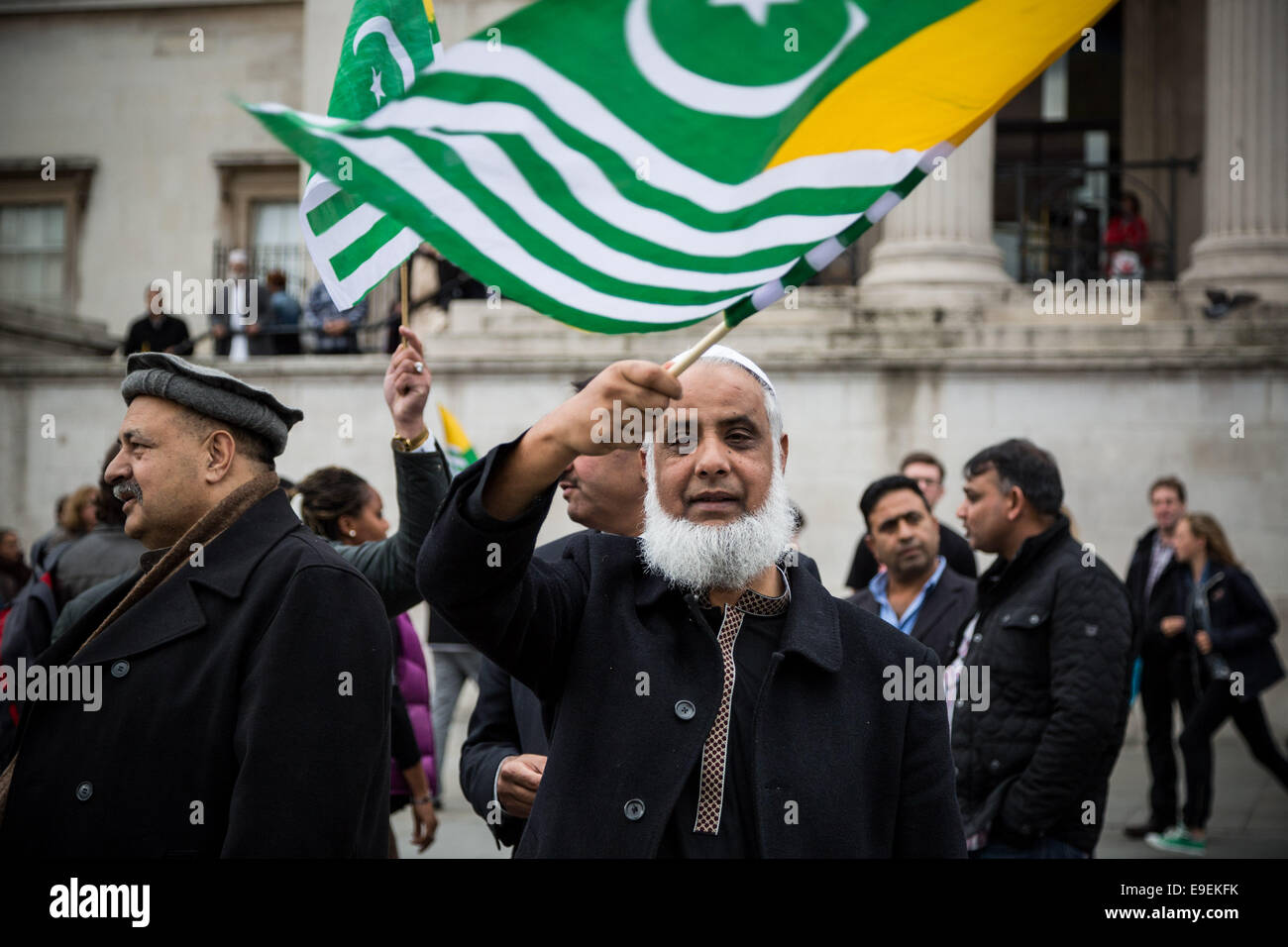 Londra, Regno Unito. 26 ott 2014. Pro-Kashmiri manifestanti in Trafalgar Square Credit: Guy Corbishley/Alamy Live News Foto Stock