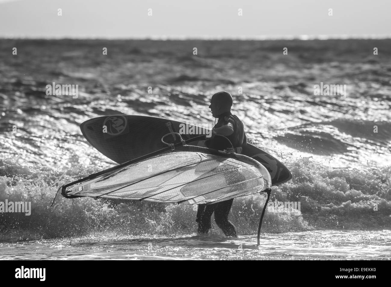 Wind surfer a Bournemouth Beach vicino al molo di Bournemouth, Inghilterra Foto Stock