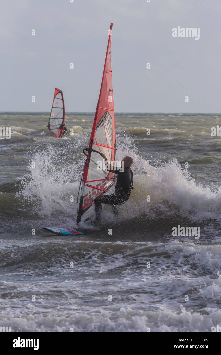 Wind Surf a Bournemouth Beach, Inghilterra meridionale Foto Stock