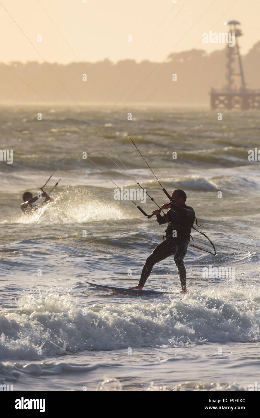 Kite-surf sulla spiaggia di Bournemouth, Inghilterra Foto Stock