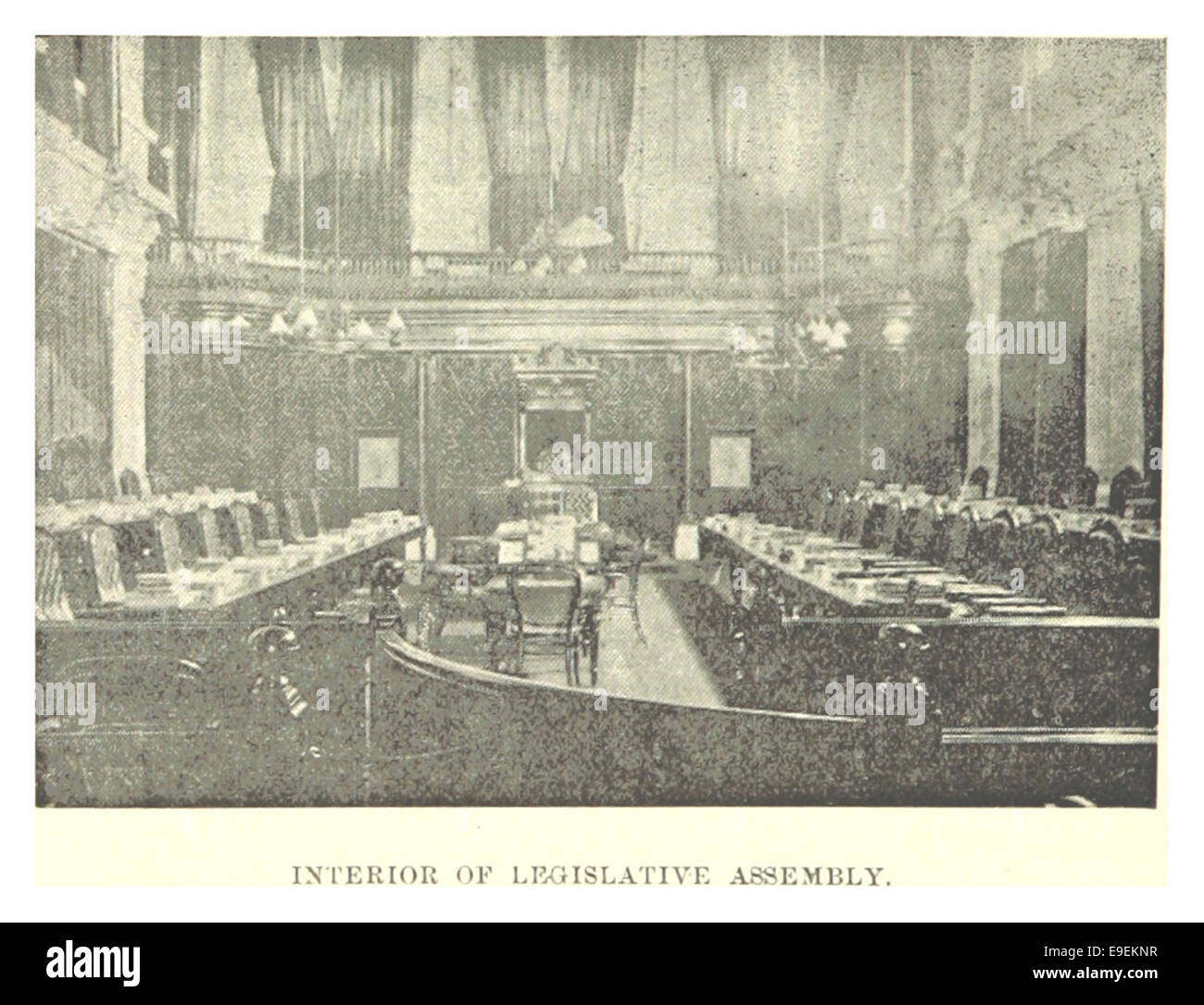 Questa illustrazione del 1898 mostra l'interno di un'Assemblea legislativa, con la sua architettura ornata e la disposizione dei posti a sedere. Il disegno fornisce una vista storica degli spazi governativi della fine del XIX secolo. Foto Stock