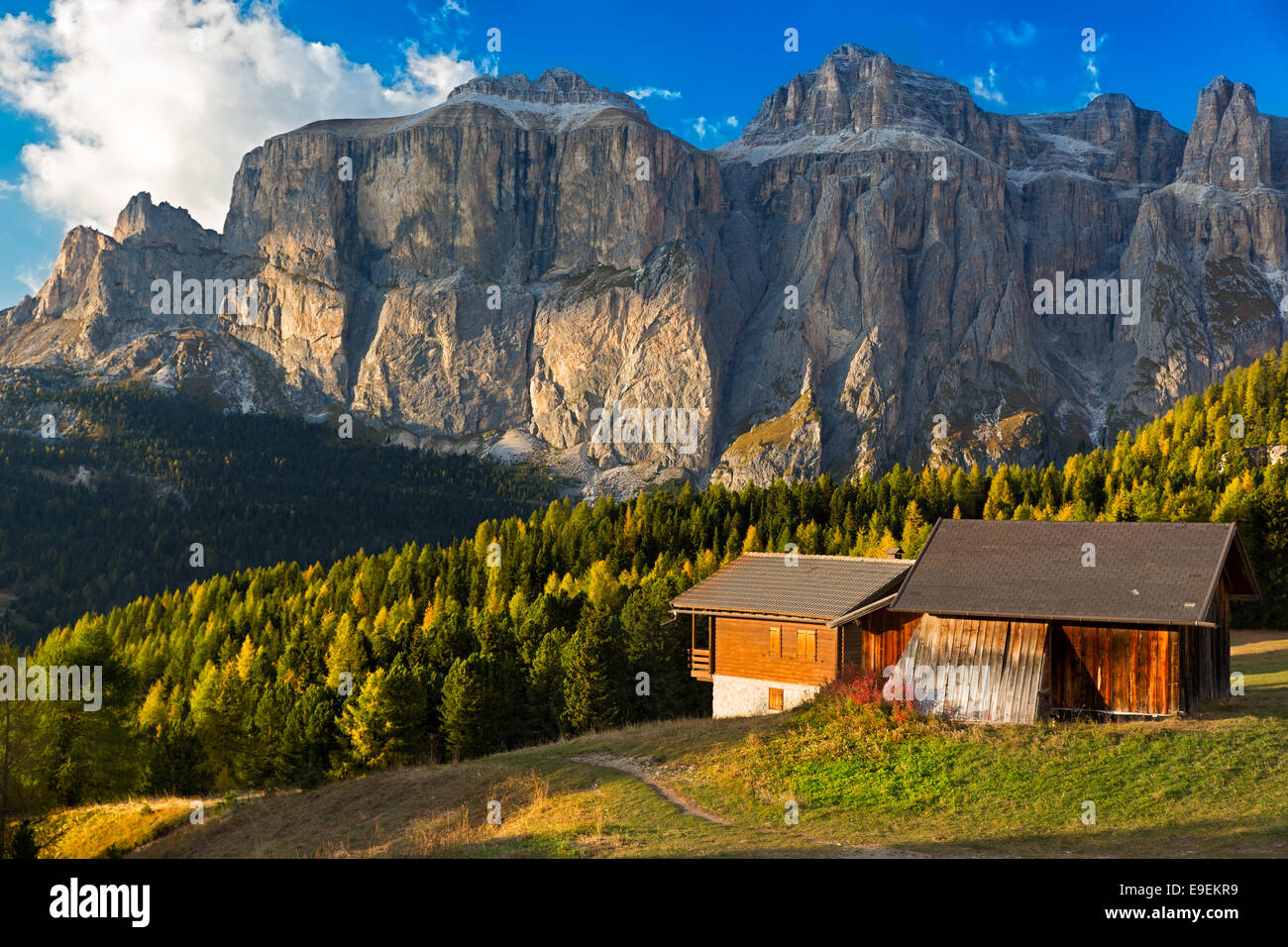 Rifugio alpino al Passo Pordoi con Gruppo Sella, Dolomiti, Alpi Italiane Foto Stock