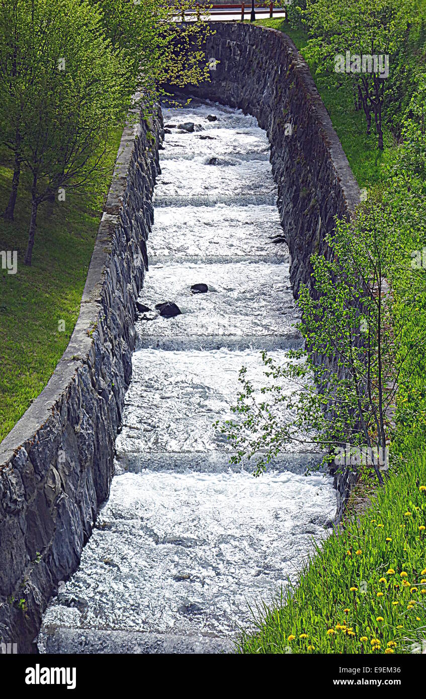 Torrente di montagna a Leukerbad, Svizzera Foto Stock