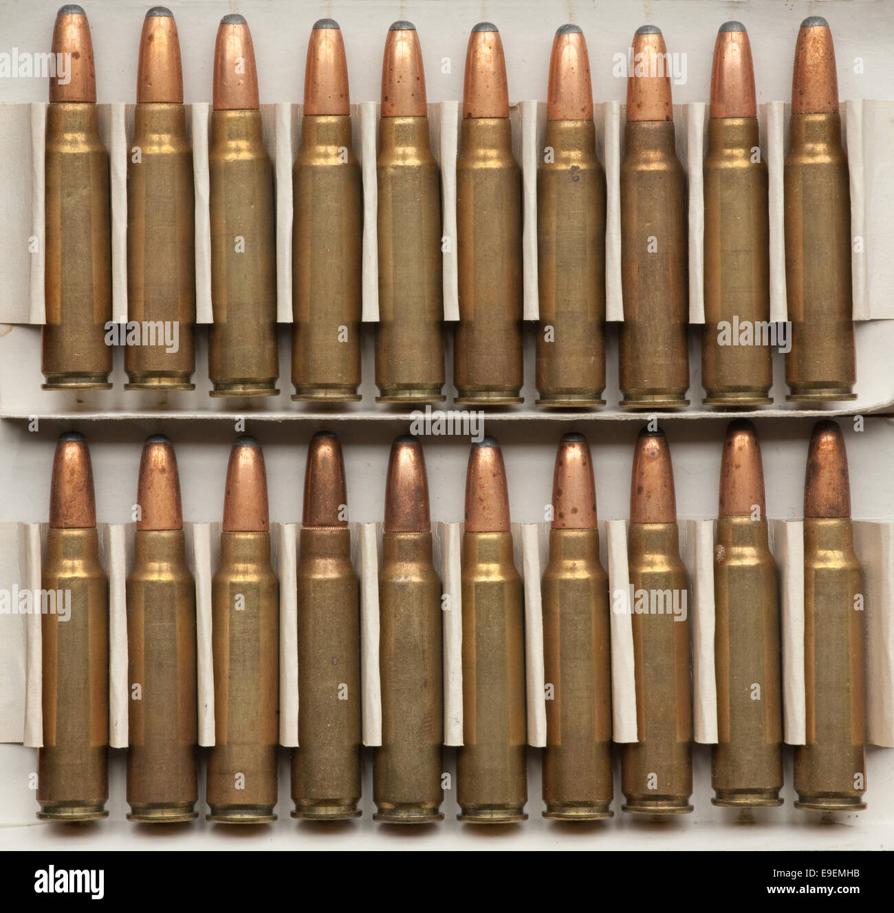 Vista ingrandita di due righe di fucile munizioni. Foto Stock