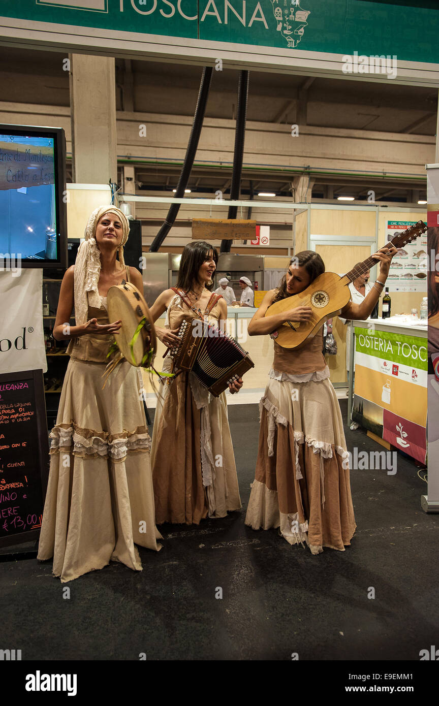 Torino, Italia. 26 ott 2014. Italia Piemonte Salone del Gusto e Terra Madre - Torino Lingotto - 23/27 Ottobre 2014 - Gruppo musicale ' Le Tre sorelle' Credit: Davvero Facile Star/Alamy Live News Foto Stock