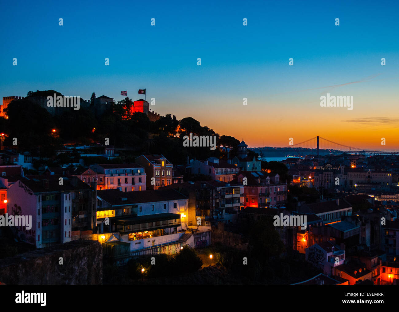Affacciato su questa bellissima città di Lisbona e del fiume da Alfama. Foto Stock