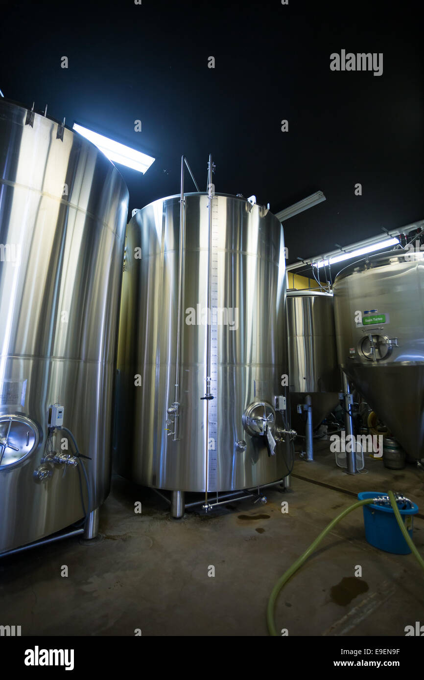 Eugene, OR, Stati Uniti d'America - Luglio 17, 2014: acciaio inox fermentatori nella sala della birra alla birreria oakshire, una piccola birra artigianale maker in Foto Stock