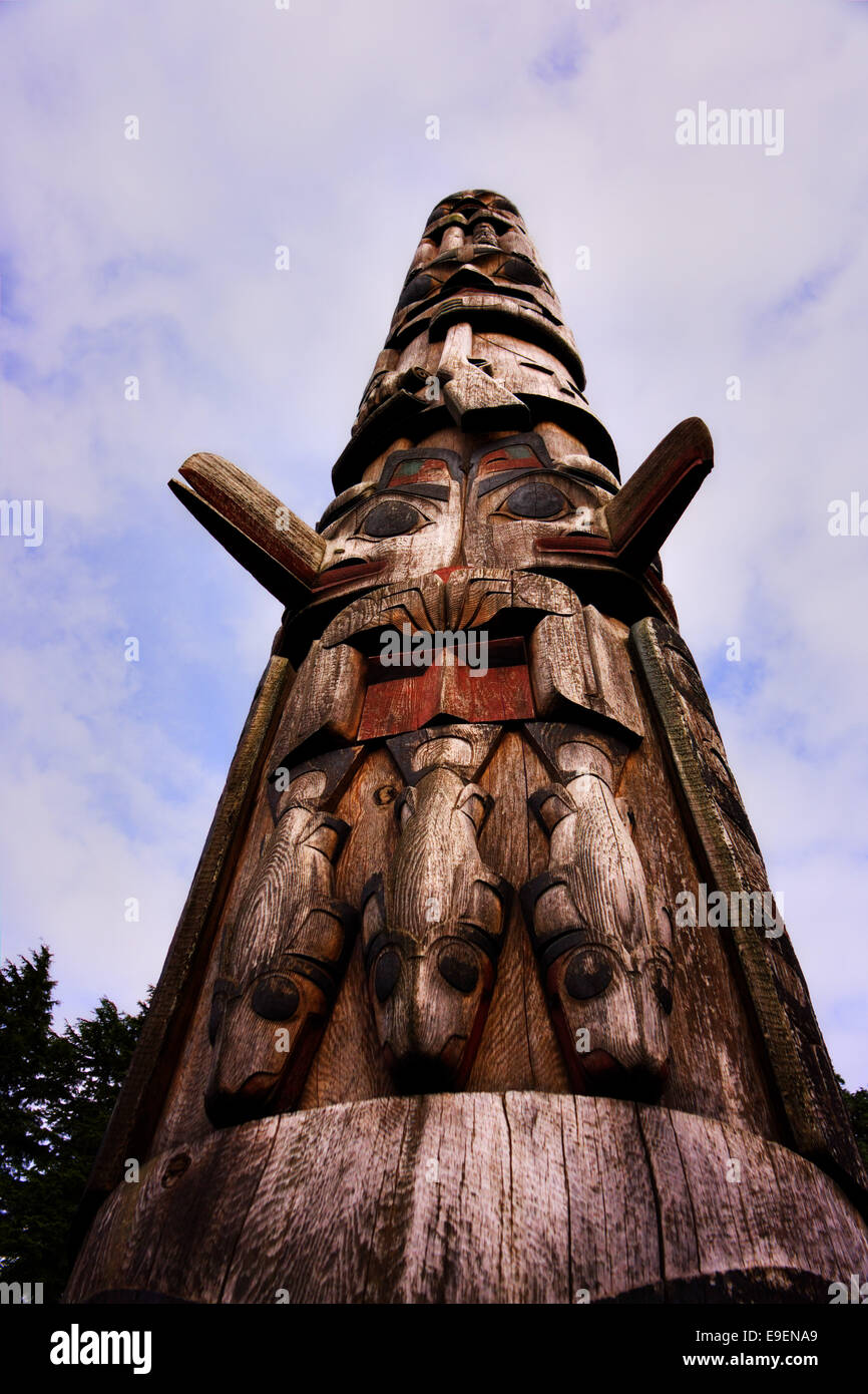Bicentenario Pole, Sitka National Historical Park, Sitka, Alaska, STATI UNITI D'AMERICA Foto Stock