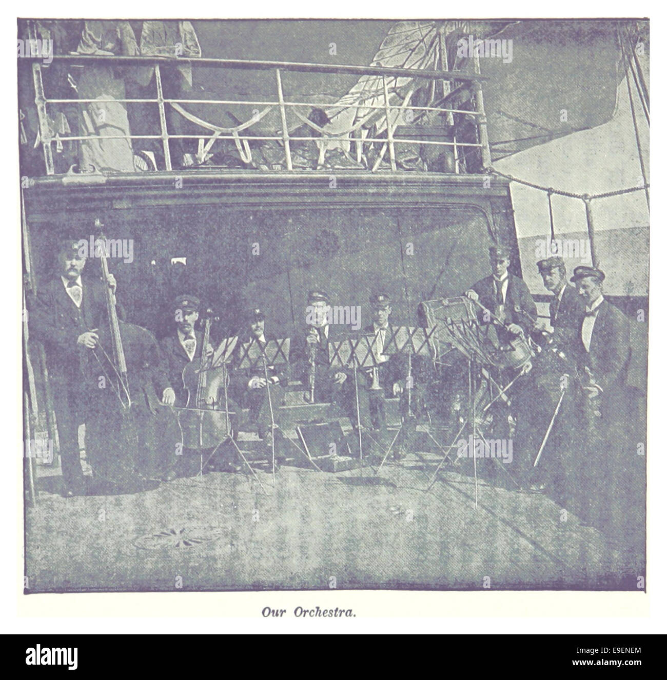 Questa illustrazione di Salmond (1896) intitolata "Our Orchestra" ritrae musicisti che suonano insieme in un concerto. Riflette il valore culturale e artistico della musica orchestrale alla fine del XIX secolo, catturando l'armonia di uno spettacolo musicale. Foto Stock