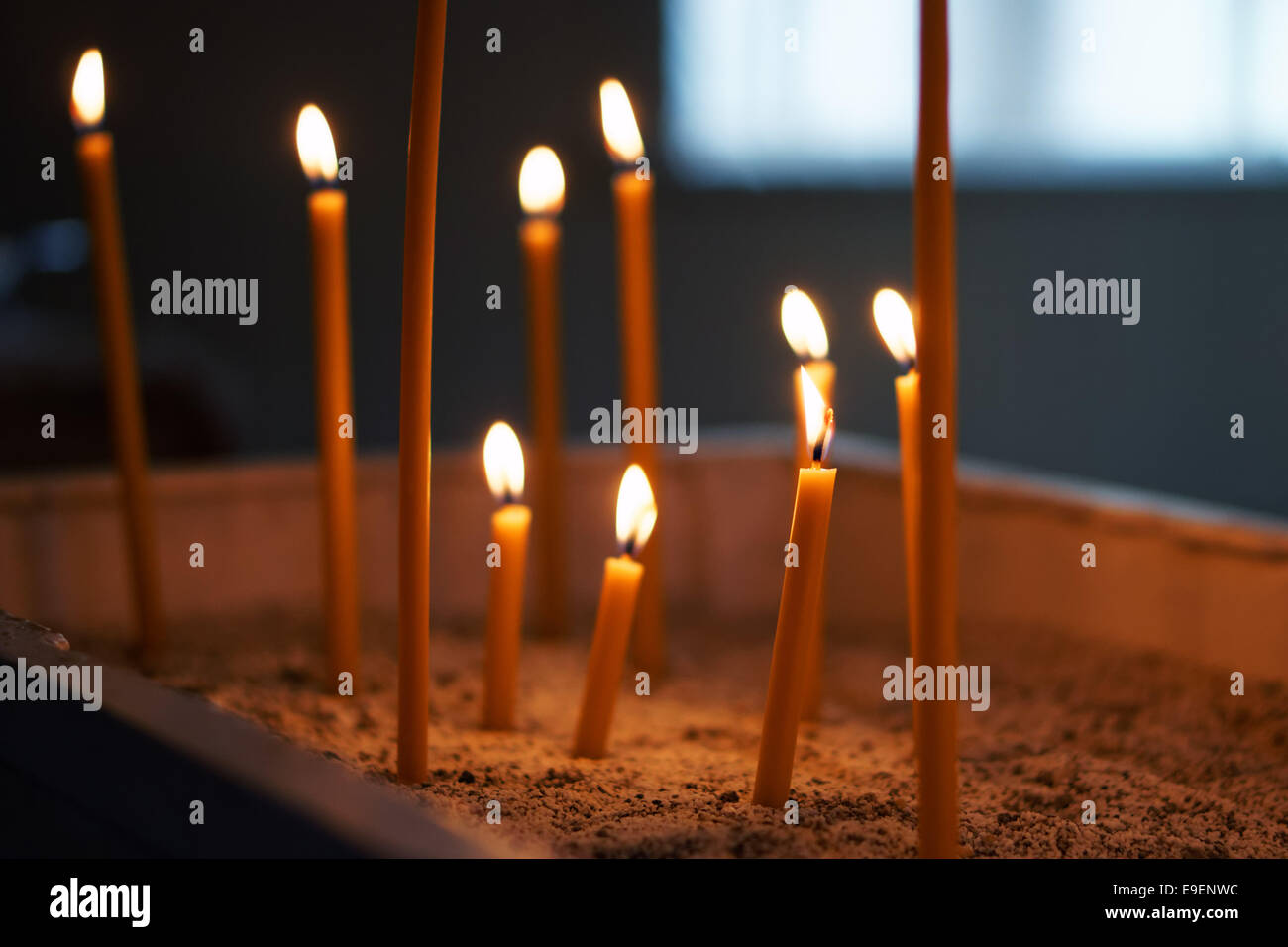Preghiera candele accese nella parrocchia di San Michele cattedrale, Sitka, Alaska, STATI UNITI D'AMERICA Foto Stock