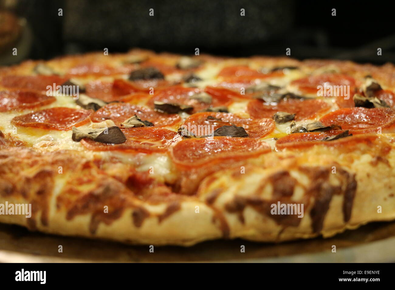 Salsiccia per pizza cotta al forno e la Pizza a fungo Foto Stock