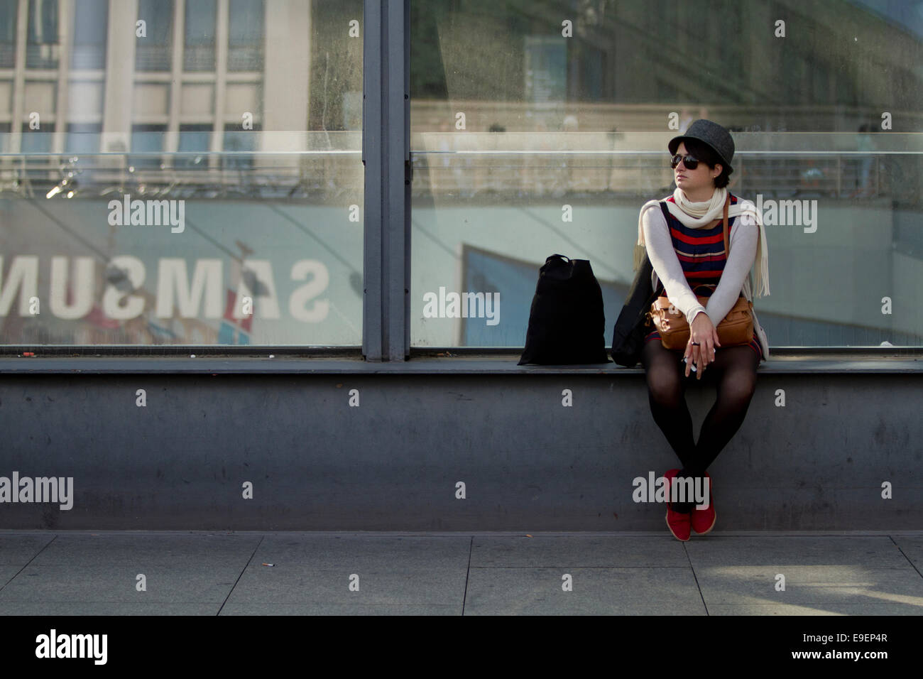 Signora hat occhiali da sole red shoes in attesa sat street Foto Stock