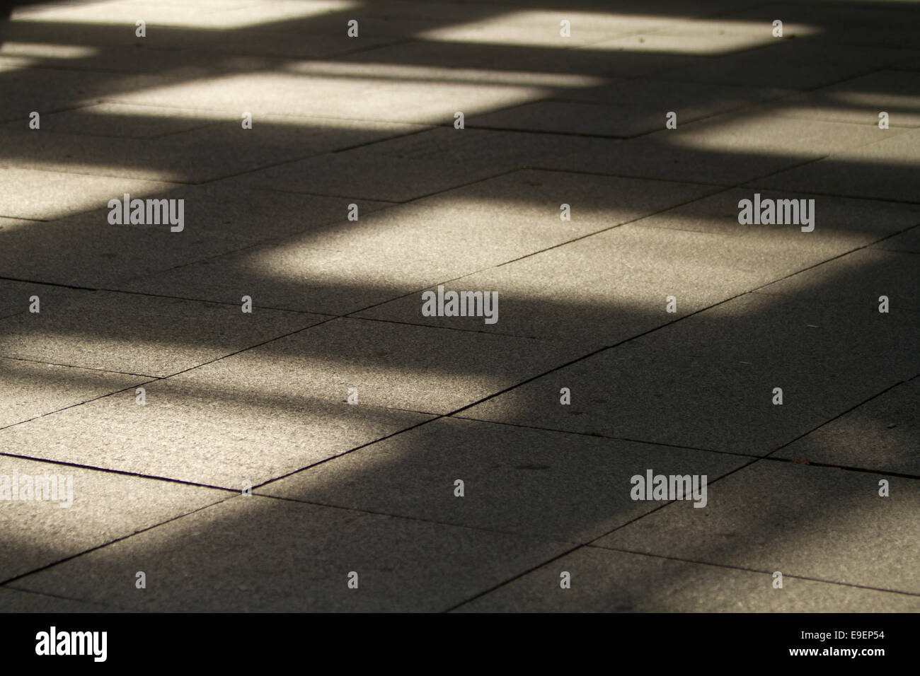 Le ombre della griglia sulla pavimentazione piazze texture Foto Stock