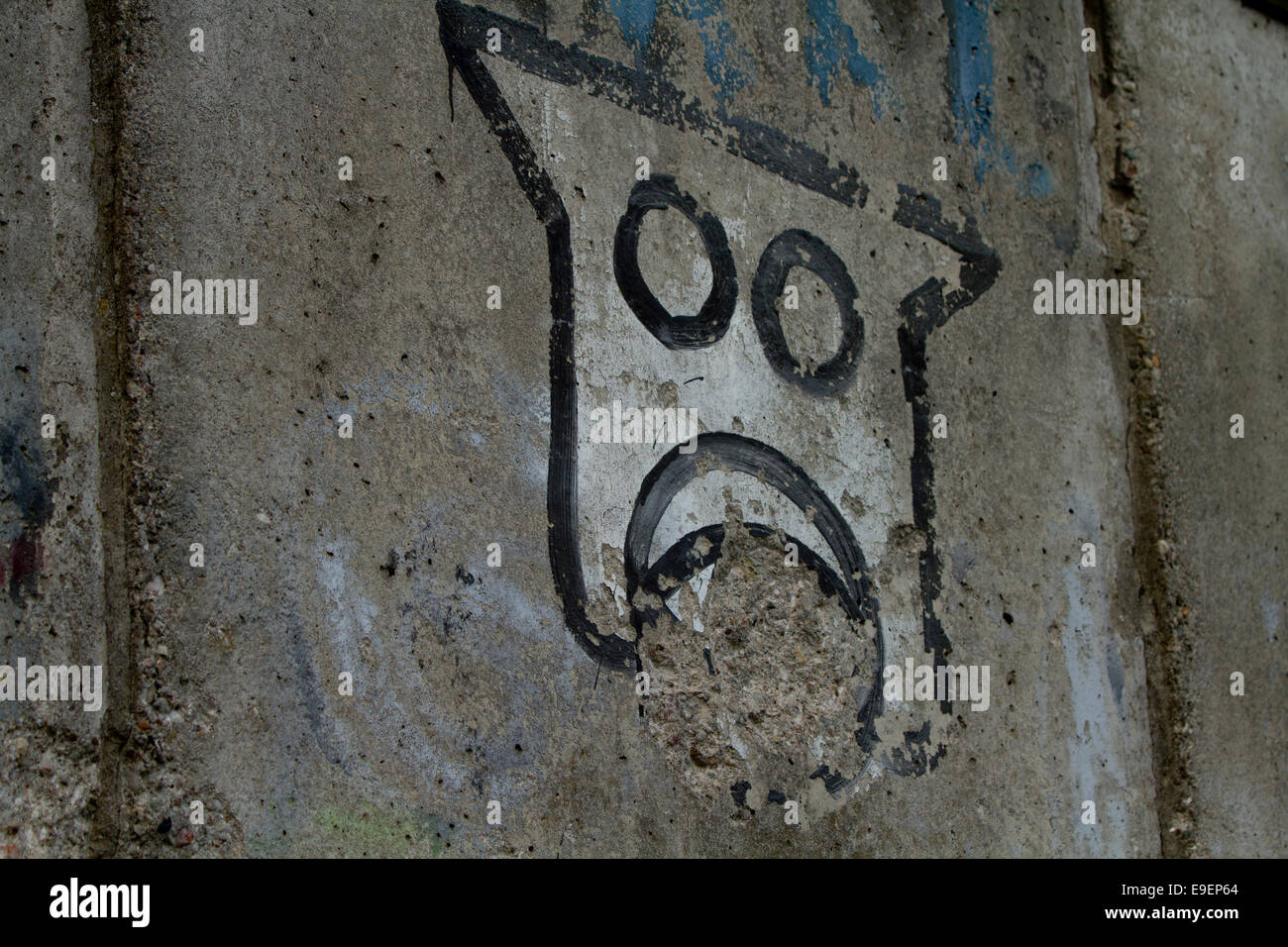 Semplici robot faccia graffiti del muro di Berlino in degrado urbano Foto Stock
