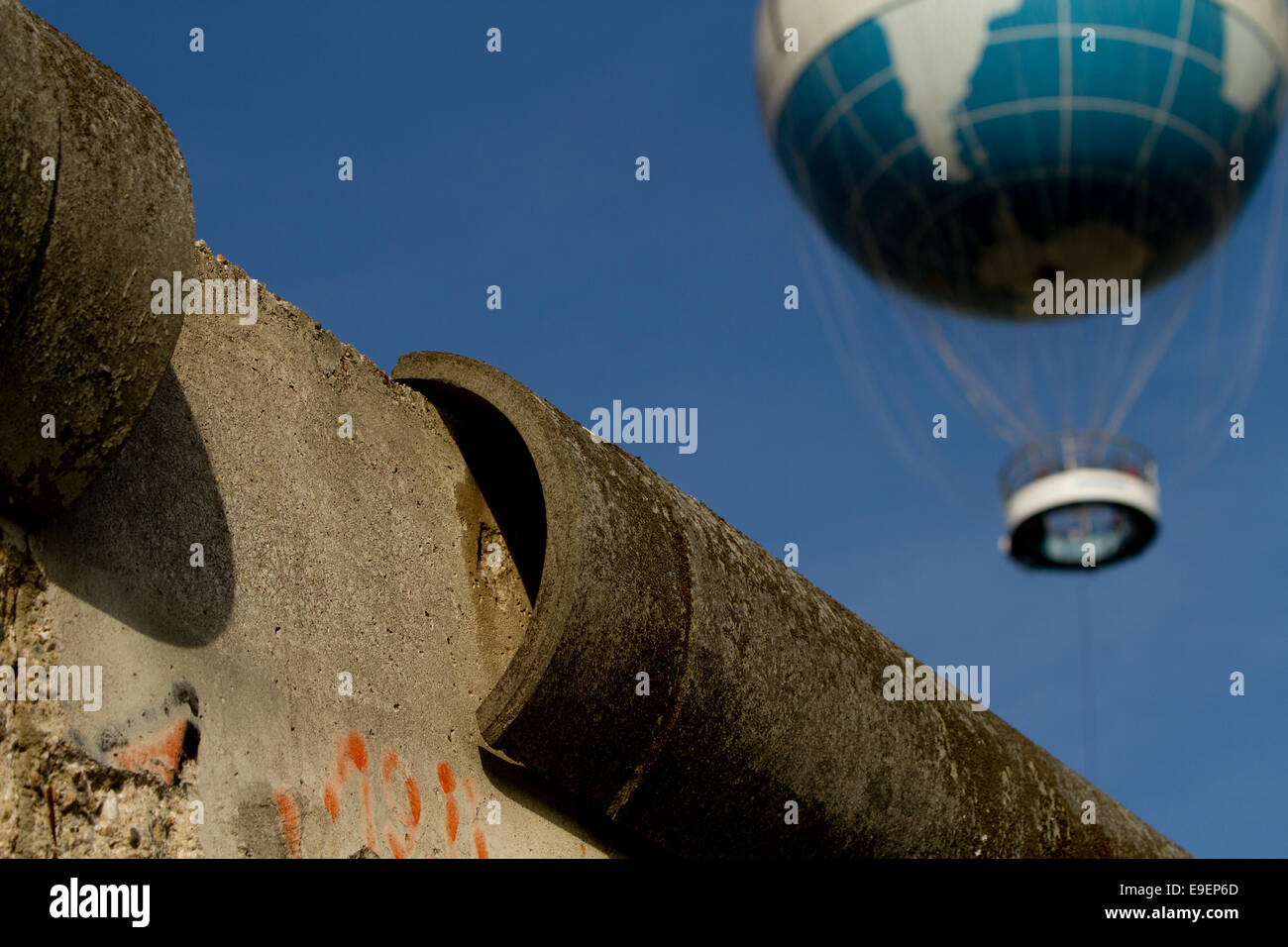Die saldare mongolfiera blue sky muro di Berlino Foto Stock
