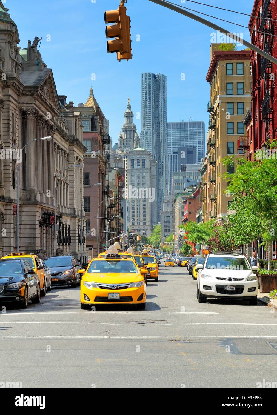 La città di New York Street in una giornata di sole Foto Stock