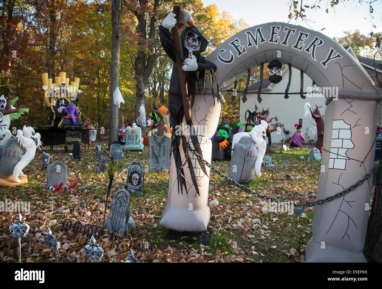Casa suburbana con decorazioni di Halloween Foto Stock