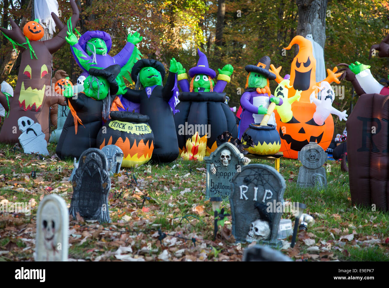 Casa suburbana con decorazioni di Halloween Foto Stock
