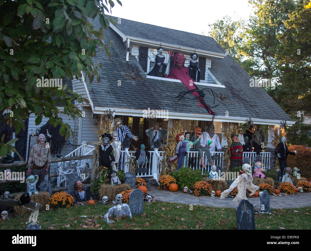 Casa suburbana con decorazioni di Halloween Foto Stock