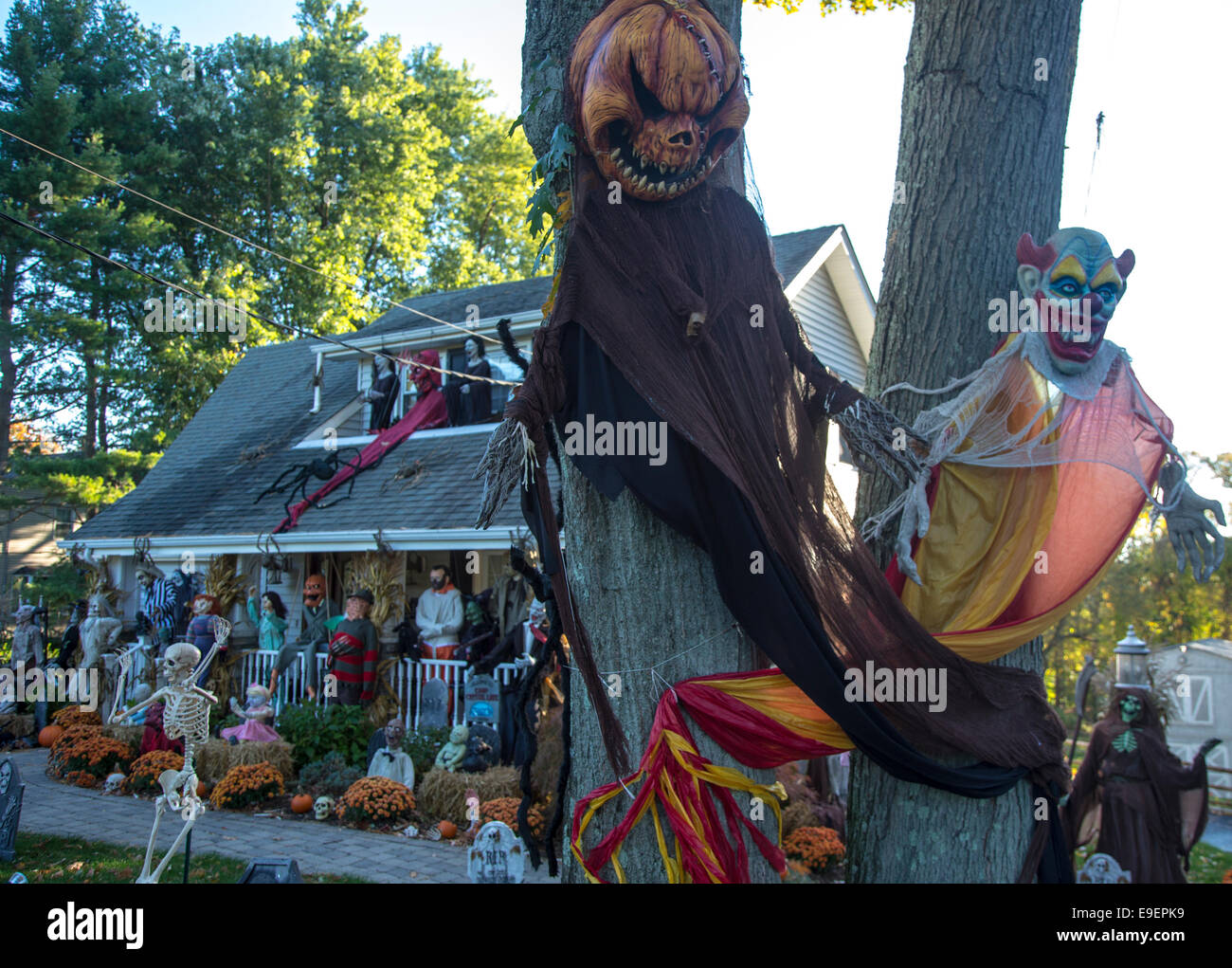 Casa suburbana con decorazioni di Halloween Foto Stock