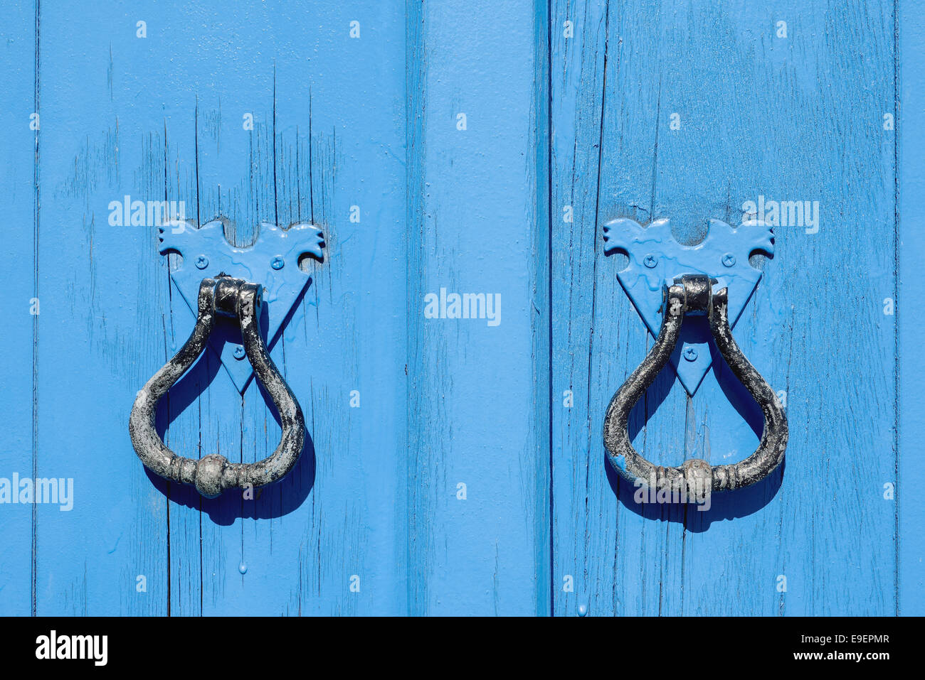 Vecchio Blu porta in legno con maniglie rotonde Foto Stock