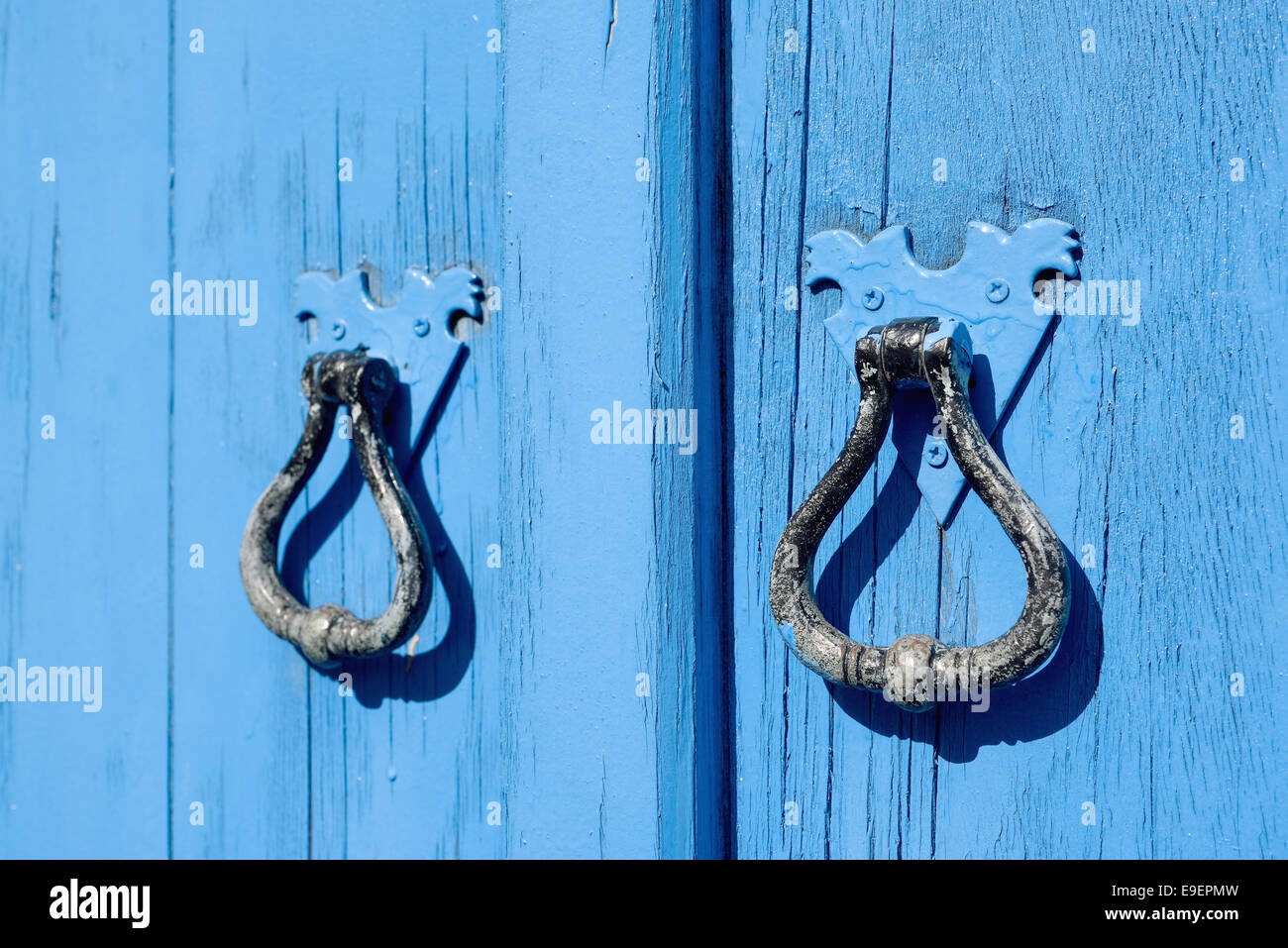 Vecchio Blu porta in legno con maniglie rotonde Foto Stock