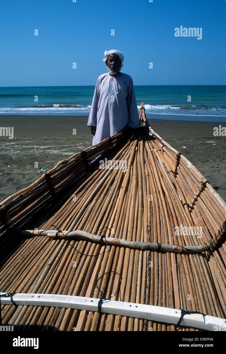 Uno shasha intrecciato insieme usando fronde di palma da dattero, usato per la pesca costiera al largo della costa di Batinah dell'Oman Foto Stock