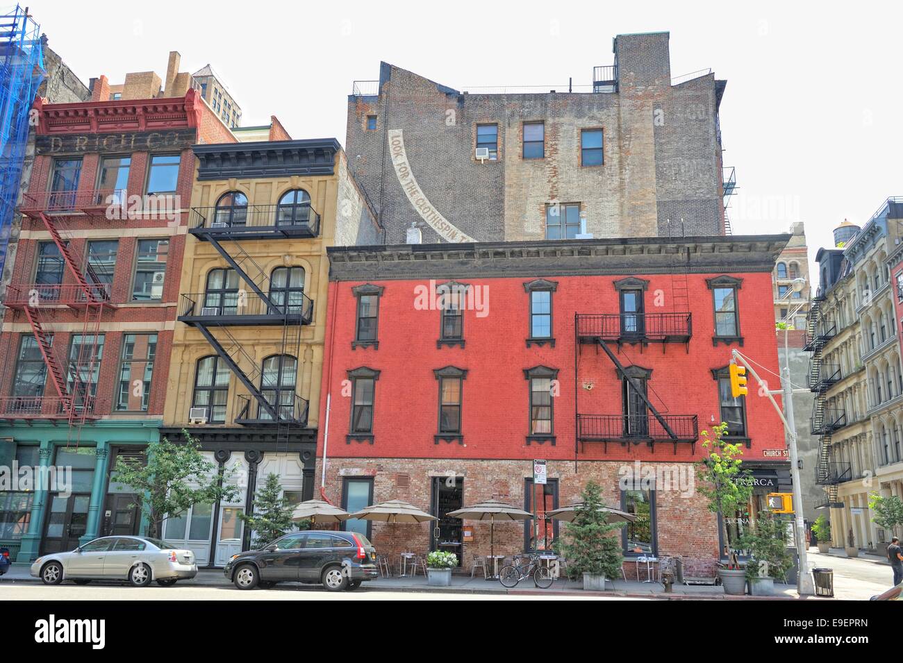 L'edificio di mattoni rossi la strada in vista di New York City Foto Stock