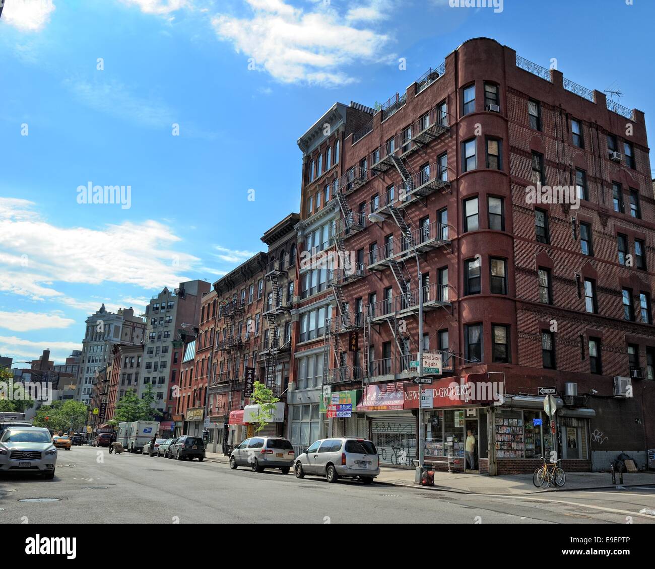 L'edificio di mattoni rossi la strada in vista di New York City Foto Stock