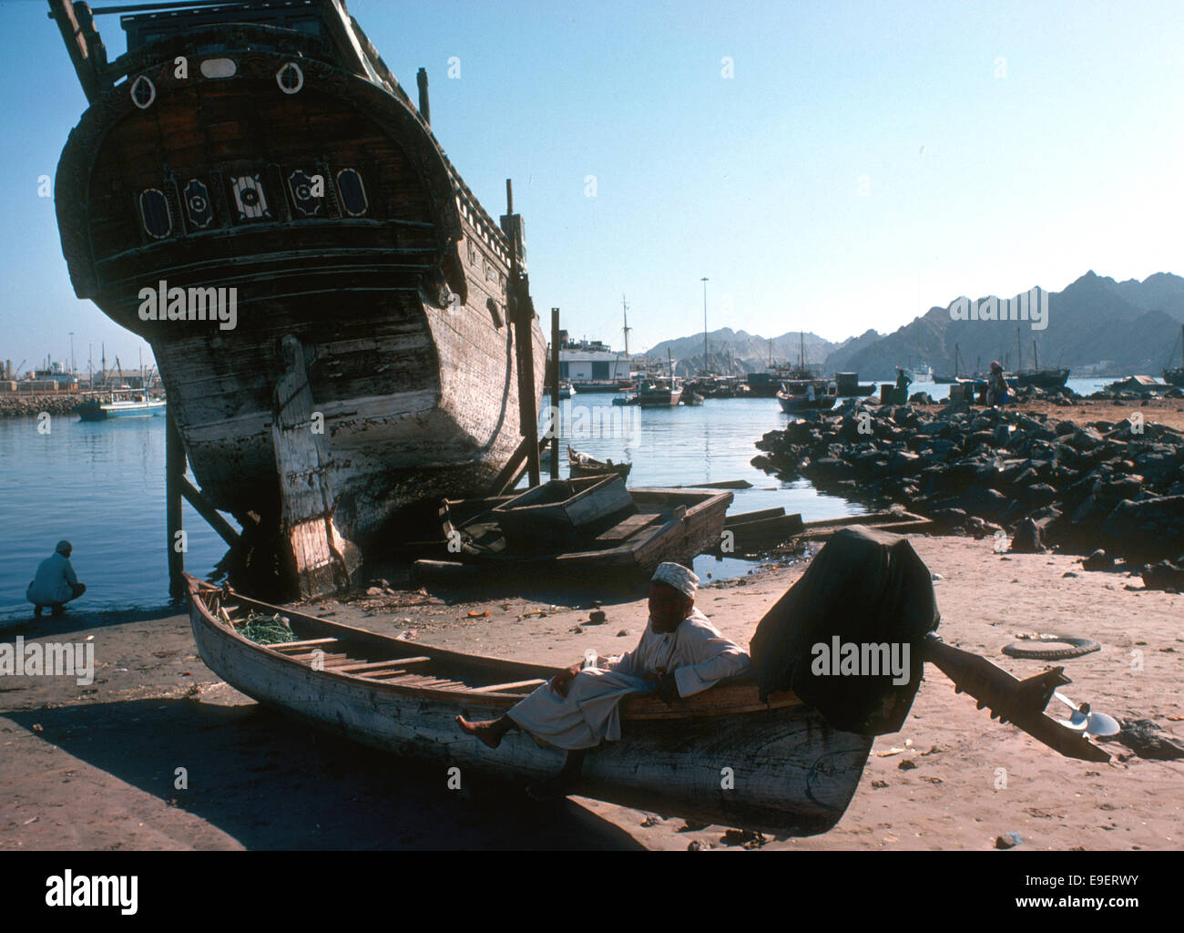 Cambiamento di Muttrah, baghala antica e un motore fuoribordo su una barca da pesca, Oman 1975 Foto Stock