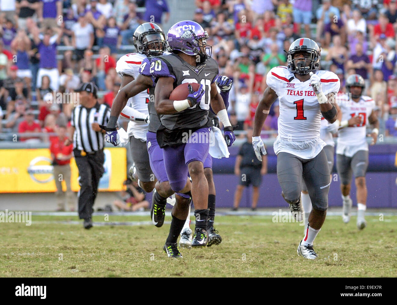 Ottobre 25th, 2014: .TCU cornuto rane wide receiver Deante' grigio (20) porta la palla e punteggi un touchdown come egli è inseguito da TCU cornuto rane wide receiver David Porter (14) e Texas Tech Red Raiders defensive lineman Branden Jackson (9) e Texas Tech Red Raiders defensive back Nigel Bethel II (1) di un NCAA Football gioco tra il Texas Tech Red Raiders e il TCU cornuto rane a Amon G. Carter Stadium di Fort Worth, Texas. Foto Stock