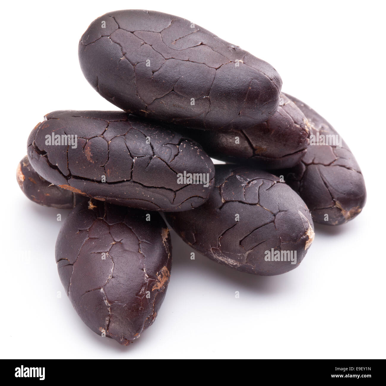 Le fave di cacao su uno sfondo bianco. Foto Stock