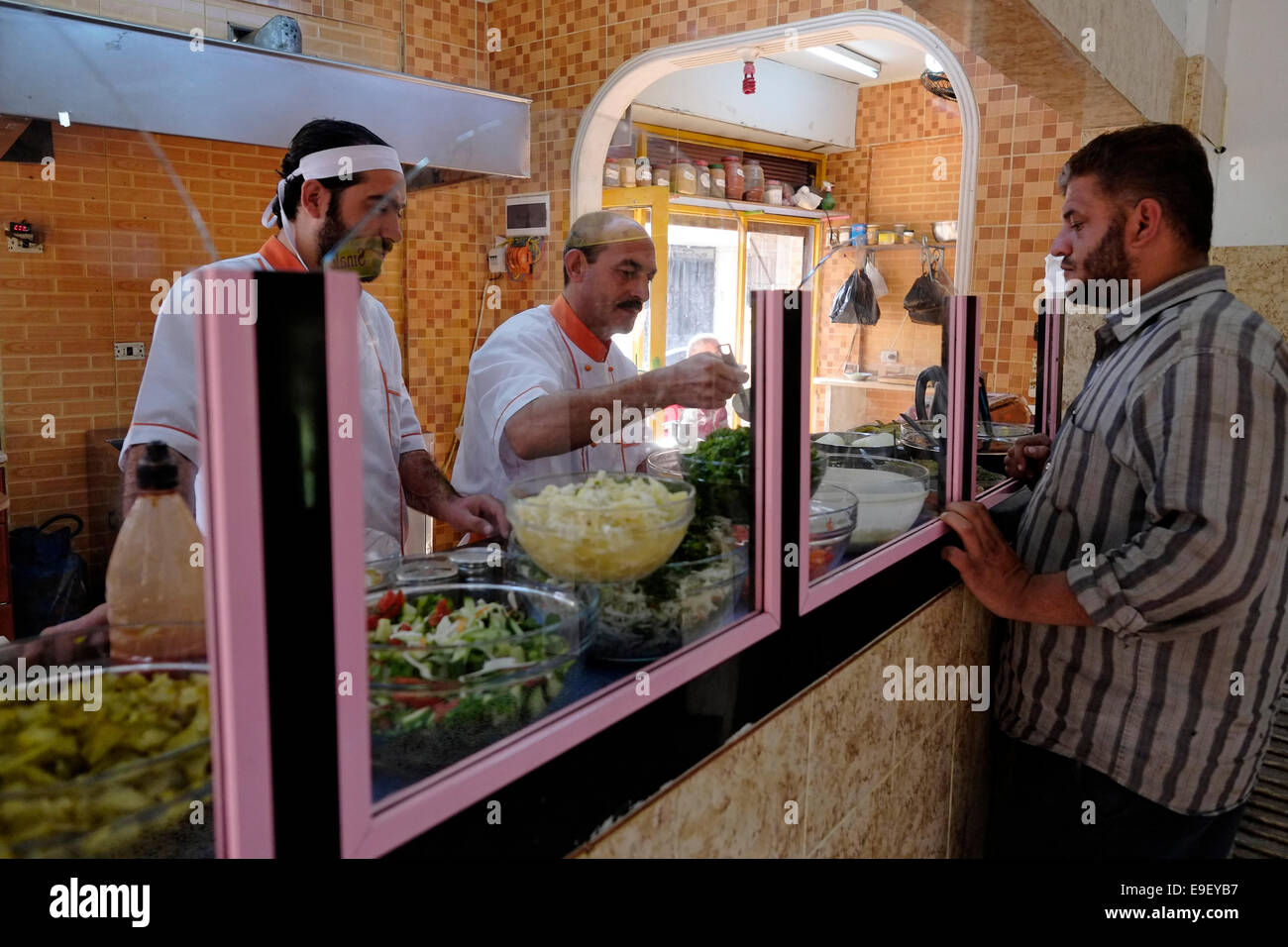 Un uomo acquisto Falafel in un ristorante in città di Al-Malikiyah anche chiamato Derek ( ) curda in Al Hasakah o distretto Hassakeh nella Siria settentrionale Foto Stock
