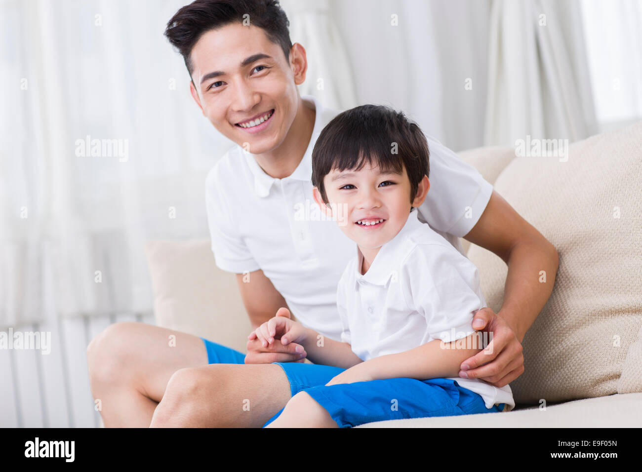 Padre e figlio in famiglia abbigliamento corrispondenti Foto stock - Alamy