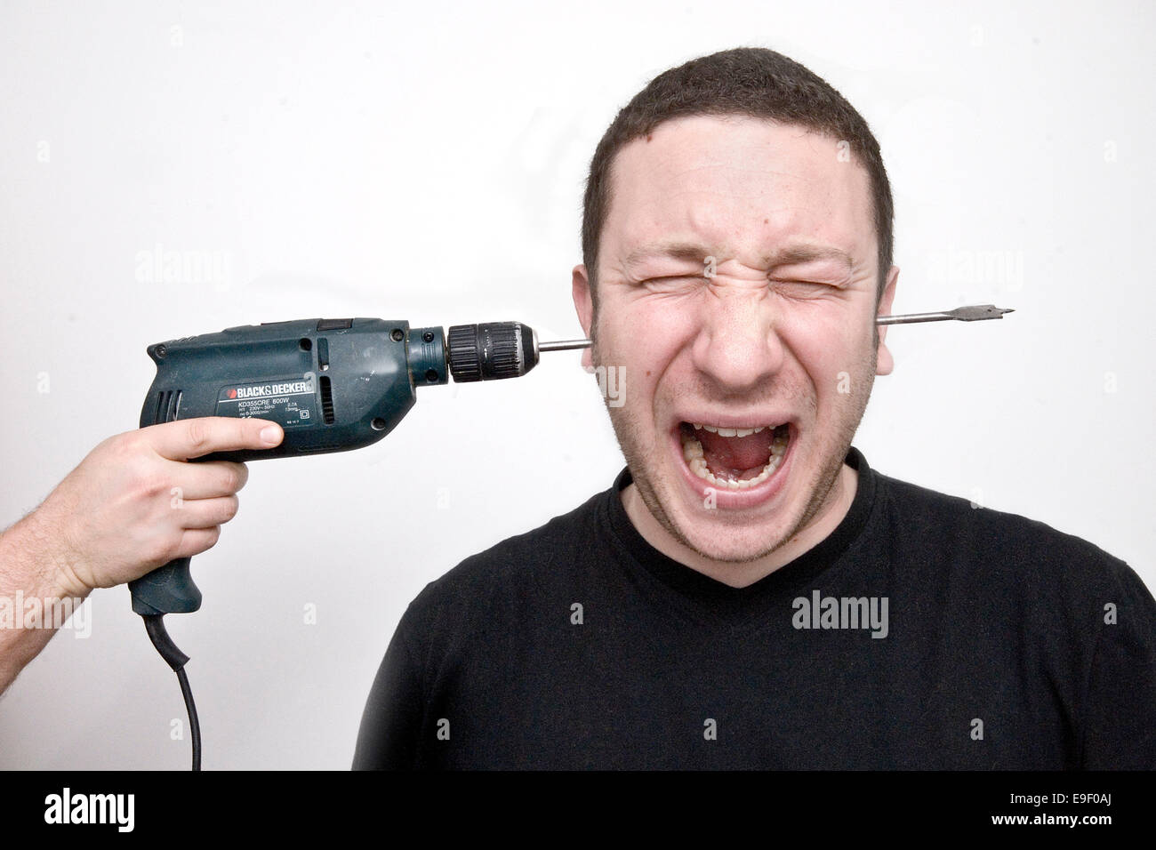 Un uomo di Trapani attraverso la sua testa con un trapano Foto stock - Alamy