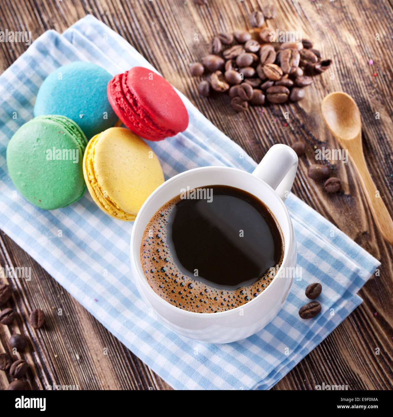Tazza di caffè e il francese macaron su un vecchio tavolo di legno. Foto Stock