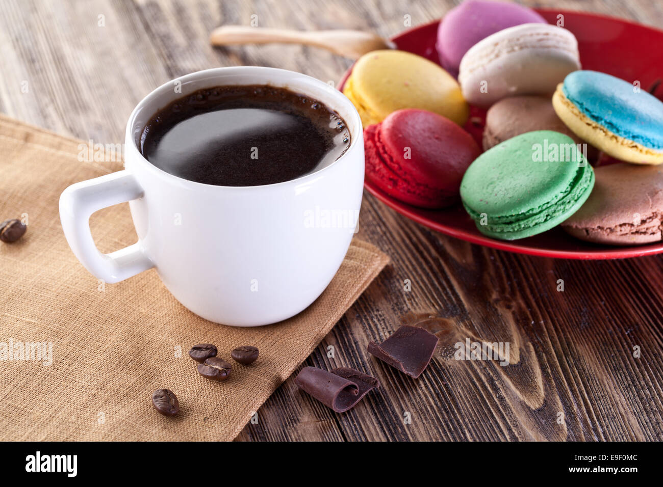 Tazza di caffè e il francese macaron su un vecchio tavolo di legno. Foto Stock