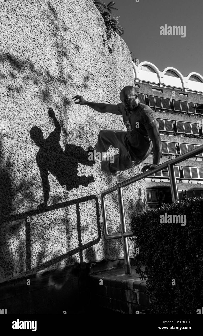 Traceur parkour e ombra Foto Stock