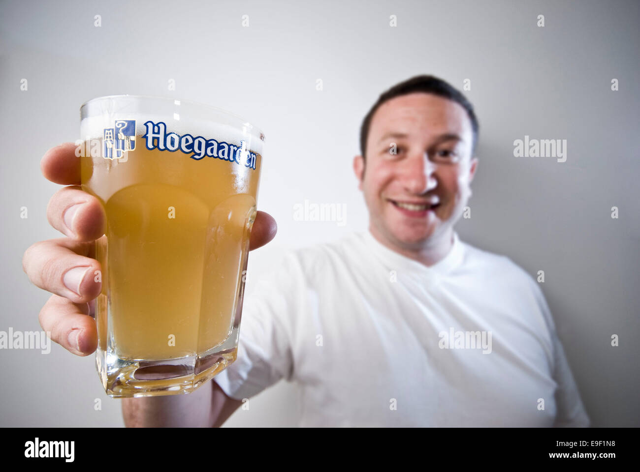 Un uomo può contenere fino un bel bicchiere ghiacciato di hoegaarden birra  belga Foto stock - Alamy