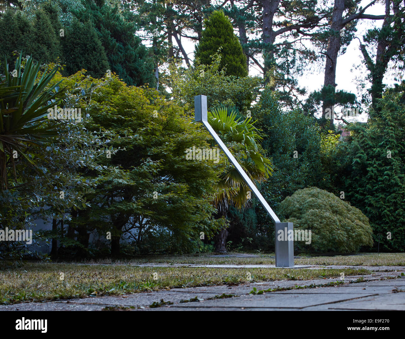 Wildwood House, Poole, Regno Unito. Architetto: Richard Horden, 1971. Display di scultura in giardino. Foto Stock