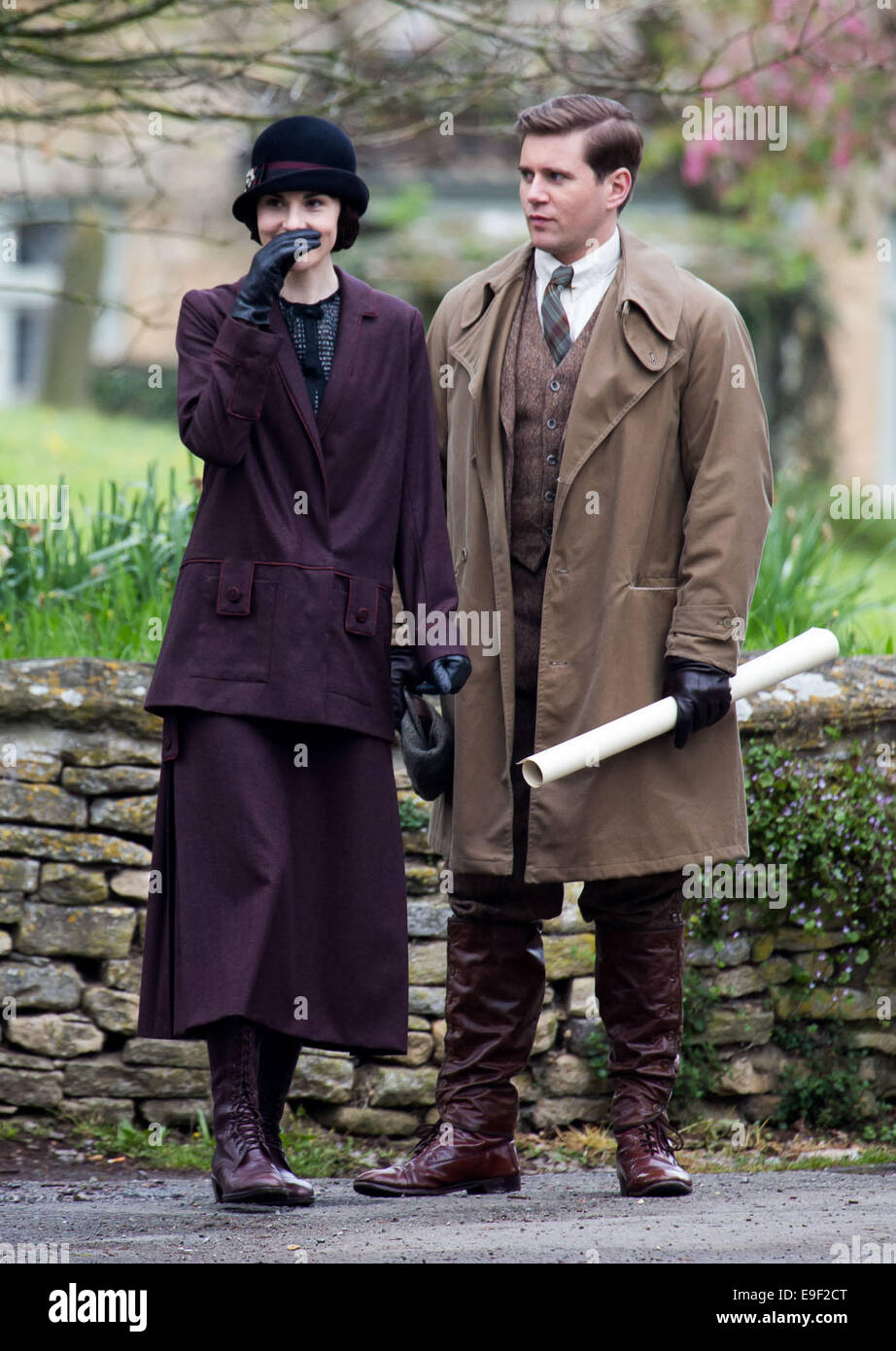 Il cast di Cavendish Abbazia di scene di film sulla posizione al di fuori di un cimitero con: Michelle Dockery,Allen Leech dove: Oxford, Regno Unito quando: 24 Apr 2014 Foto Stock